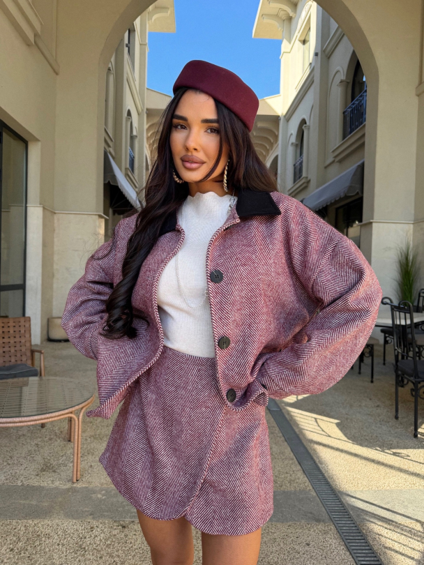 Яке Temptationss Burgundy